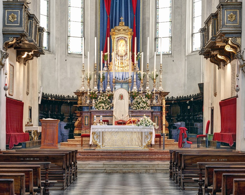 Fig. 5 - Veduta del presbiterio della cattedrale di Faenza prima dell’adeguamento liturgico realizzato nel 2014 dall’arch. Giorgio Gualdrini