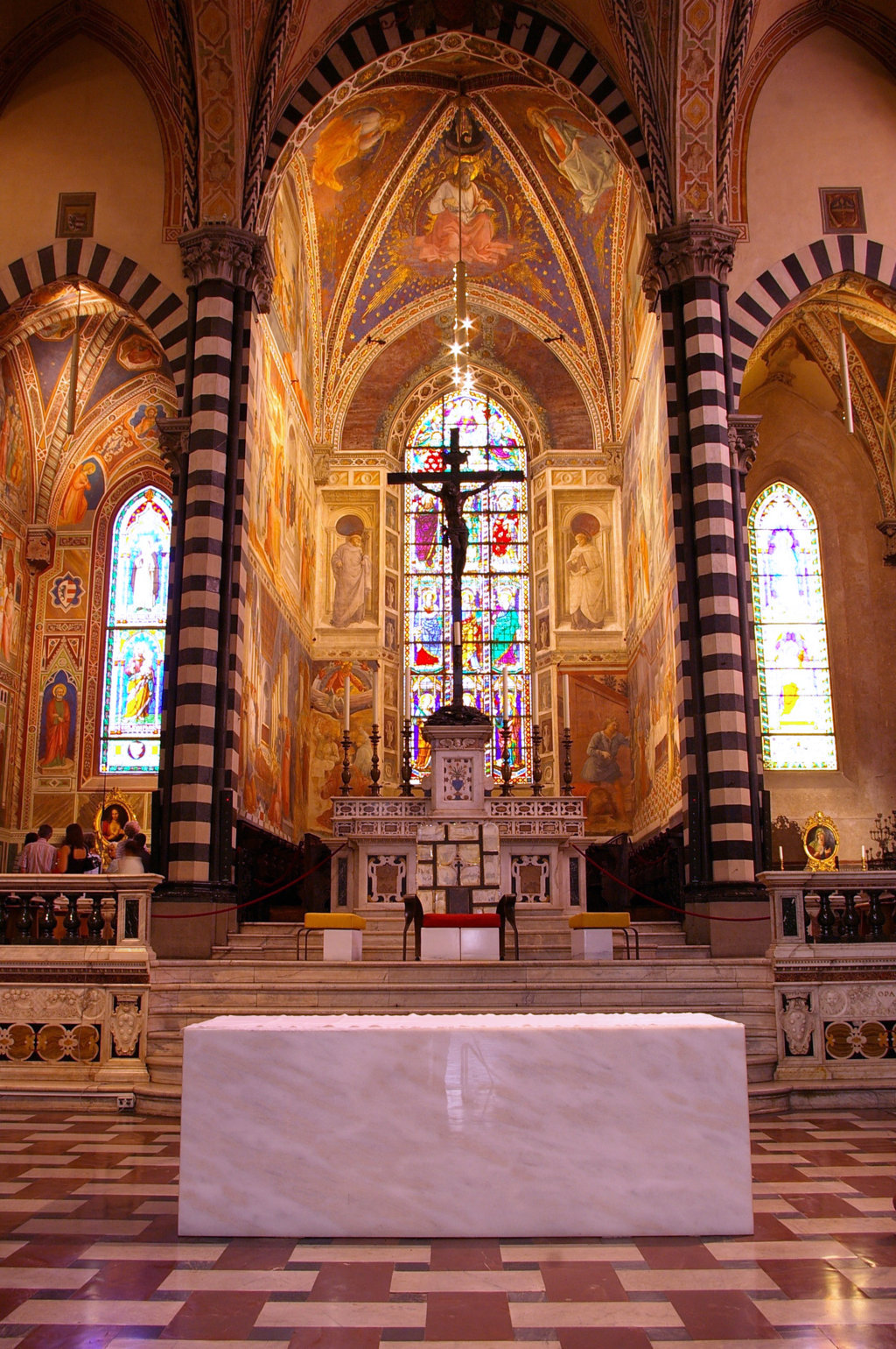 Nel Duomo di Prato il nuovo altare (di Richard Morris) ? un parallelepipedo in marmo bianco che risalta nella purezza della forma e del colore. La sistemazione liturgica curata da Paolo Bedogni con la nuova cattedra e le altre sedute in posizione avvolgente, contribuisce a renderlo a una nuova centralit? per nel contesto basilicale.