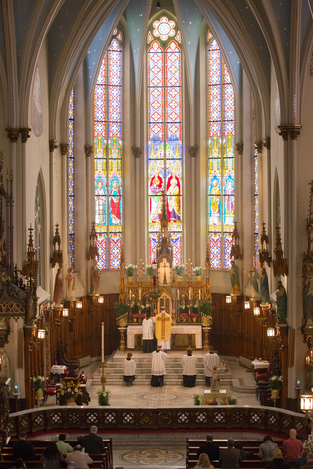 Detroit (USA) chiesa di St Joseph. Sistemazione liturgica di tipo tridentino: presbitrio separato da balaustre, altare addossato e sormontato dal monumentale tabernacolo.