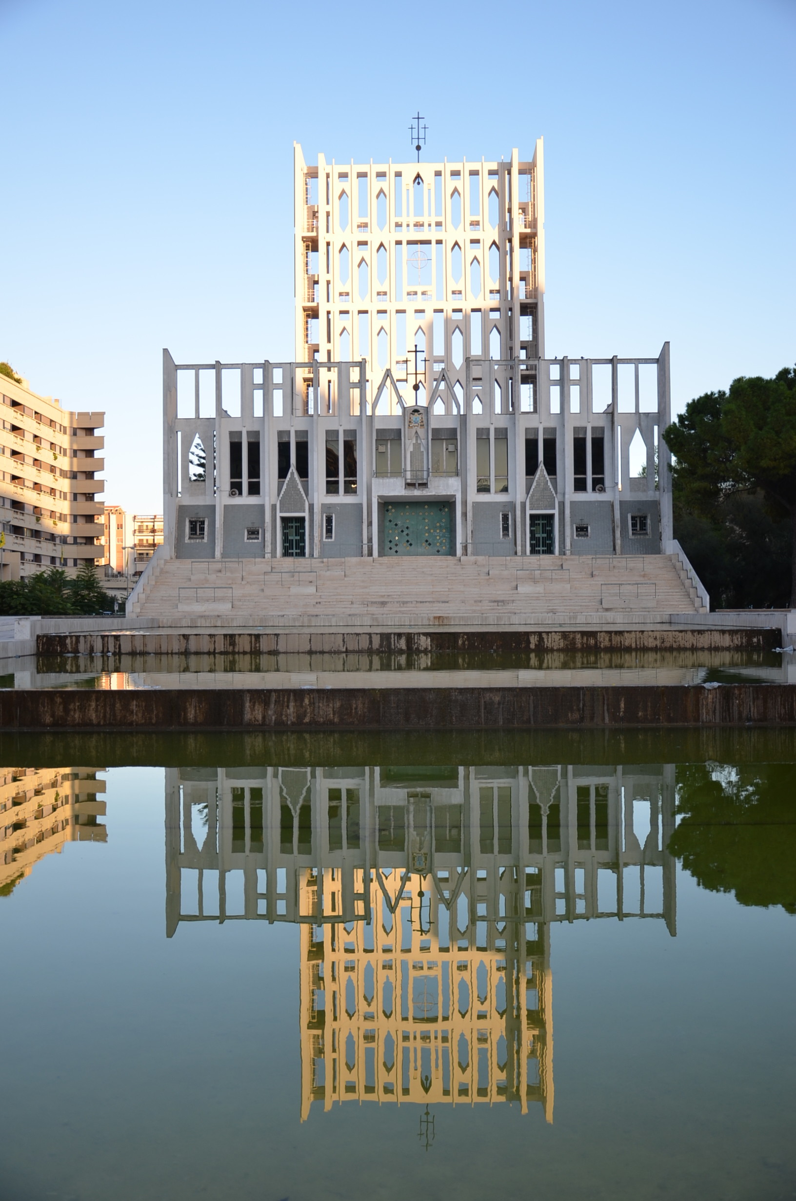 La luce fa risaltare la vela, sintesi del campanile e della cupola, nuovo simbolo della presenza della chiesa in citt?. (foto C. Giordano)