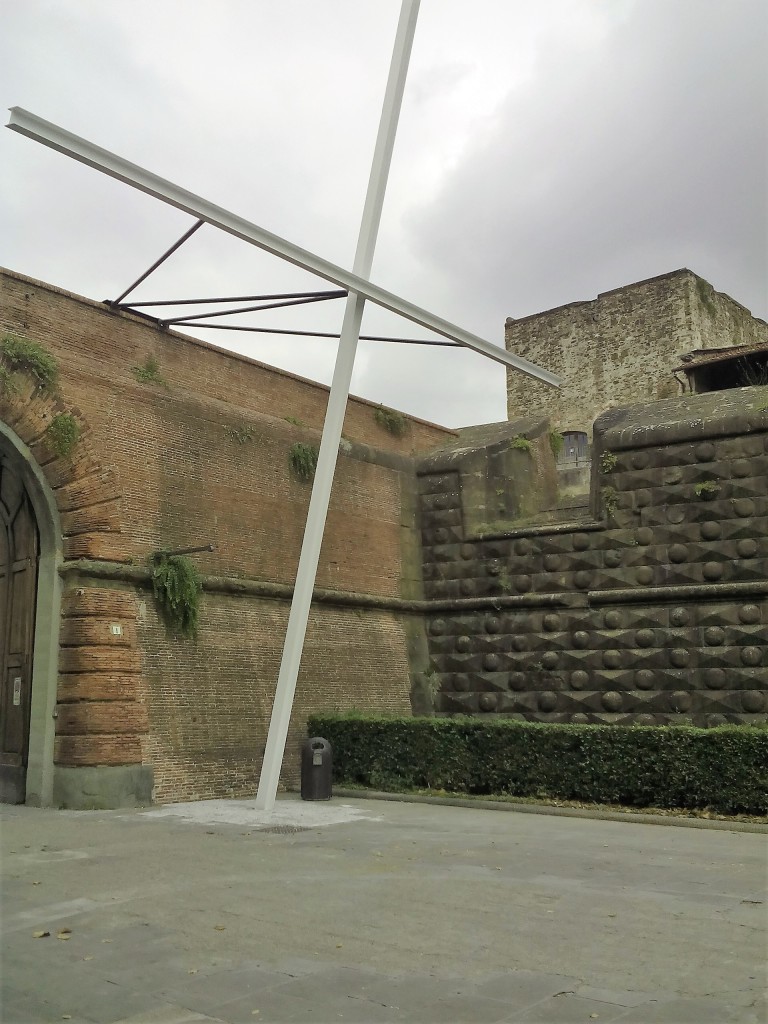Il convegno si è svolto nel Forte da Basso, la cui porta era preceduta da una semplice quanto eloquente croce bianca.