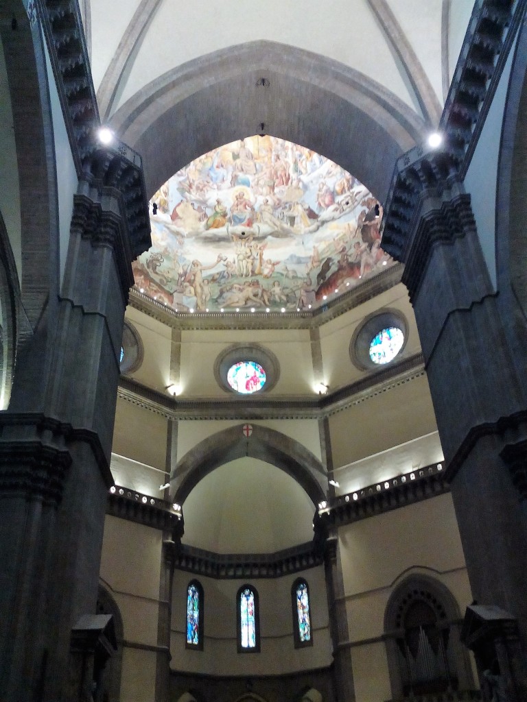 La cupola fu completata da Brunelleschi nel 1436 e divenne il simbolo del Concilio di Firenze del 1439. Fu affrescata dal Vasari e dallo Zuccari, con la consulenza liturgica di Don Vincenzo Borghini, a partire dal 1572.