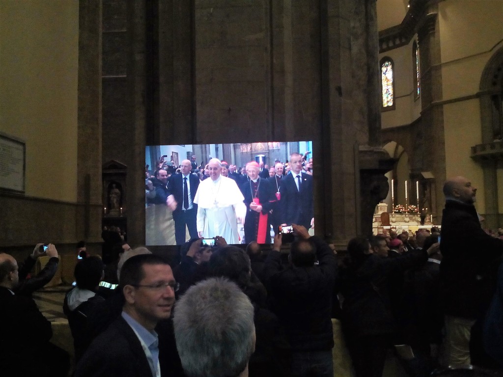 Papa Francesco giunge a S. Maria del Fiore per parlare ai vescovi e ai delegati provenineti da tutta Italia.