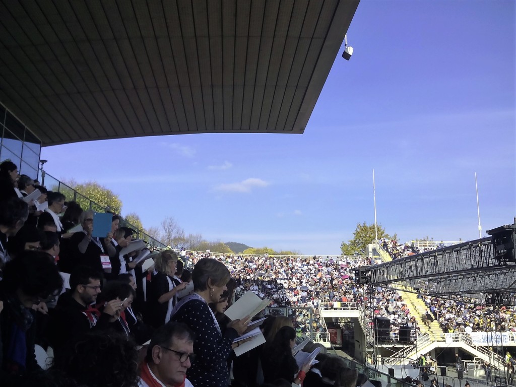 Il coro cantava dalle grandinate.