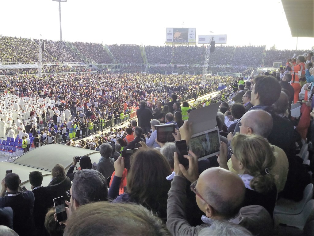 Il pomeriggio di martedì 10 novembre, lo stadio fiorentino era gremito in attesa di papa Francesco che avrebbe celebrato la Messa.