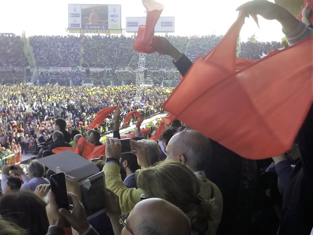 Fazzoletti al vento per salutare papa Francesco.