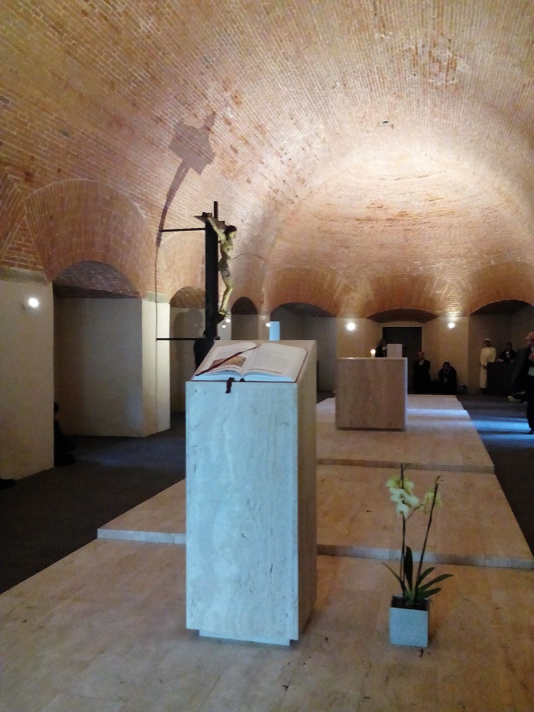 La disposizinoe liturgica della cappella si fonda su una lunga pedana al cui centro sta l'altare, da un lato l'ambone e dall'altro la custodia eucaristica.
