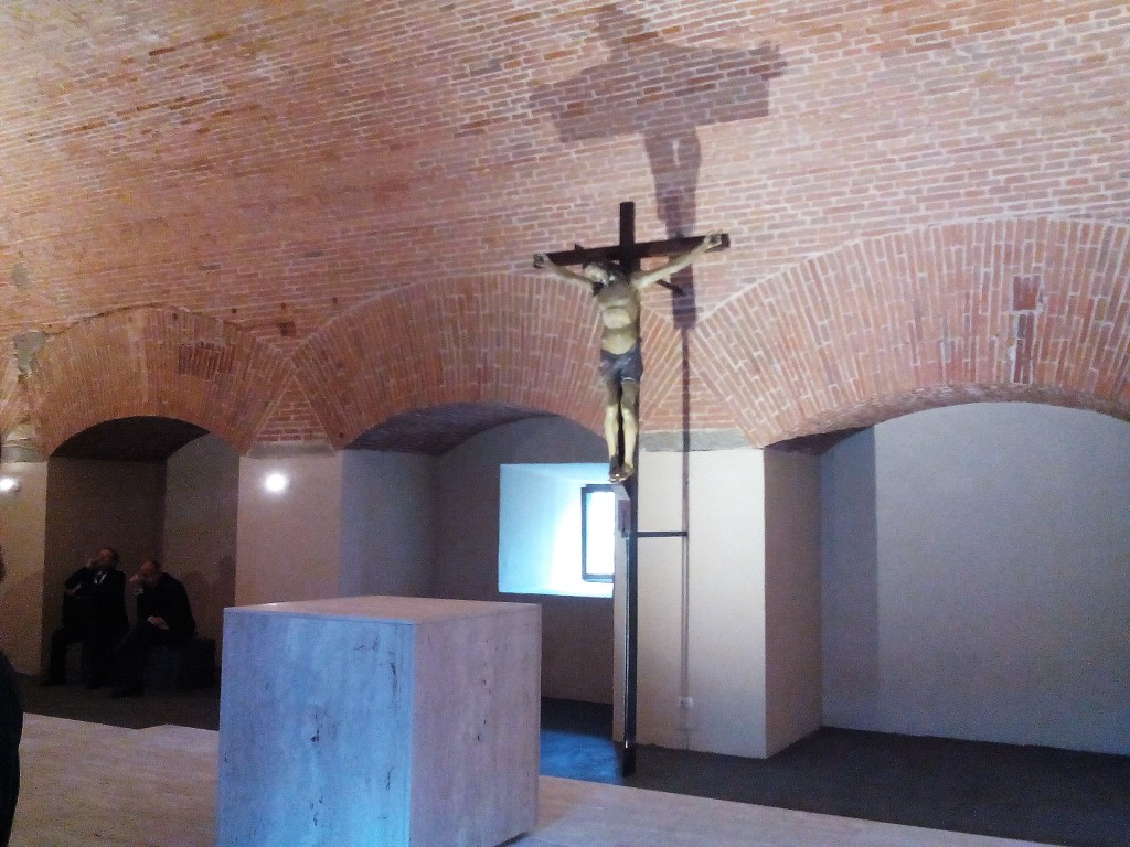 L'ex deposito di esplosivi del Forte è stato trasformato in cappella su progetto di Paolo Zermani.