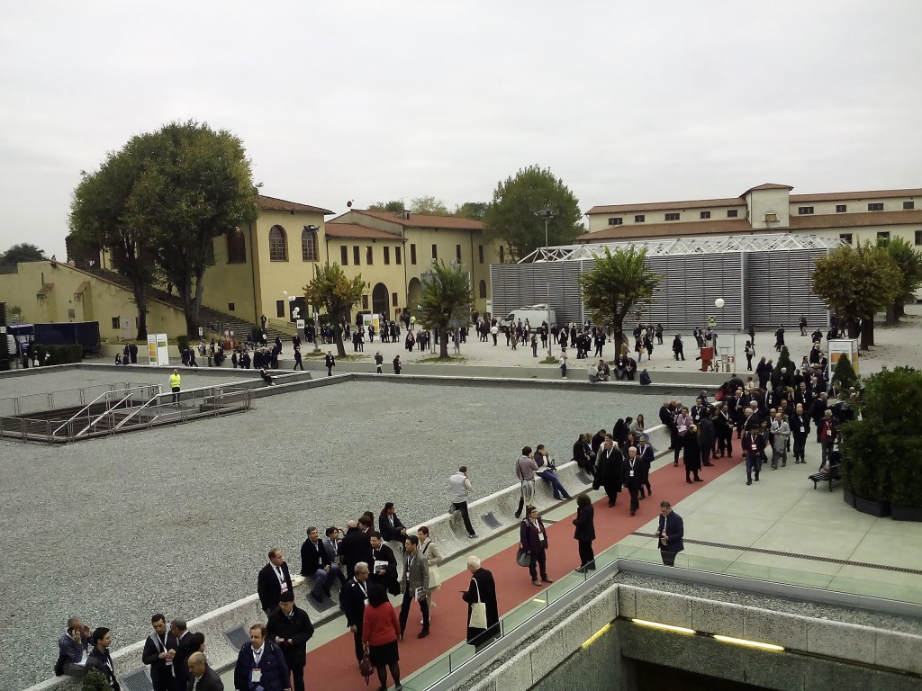 I delegati hano partecipato ai lavori in gruppi di cento divisi intavoli di dieci persone. Nell'immagine: gli spazi aperti del Forte da Basso.
