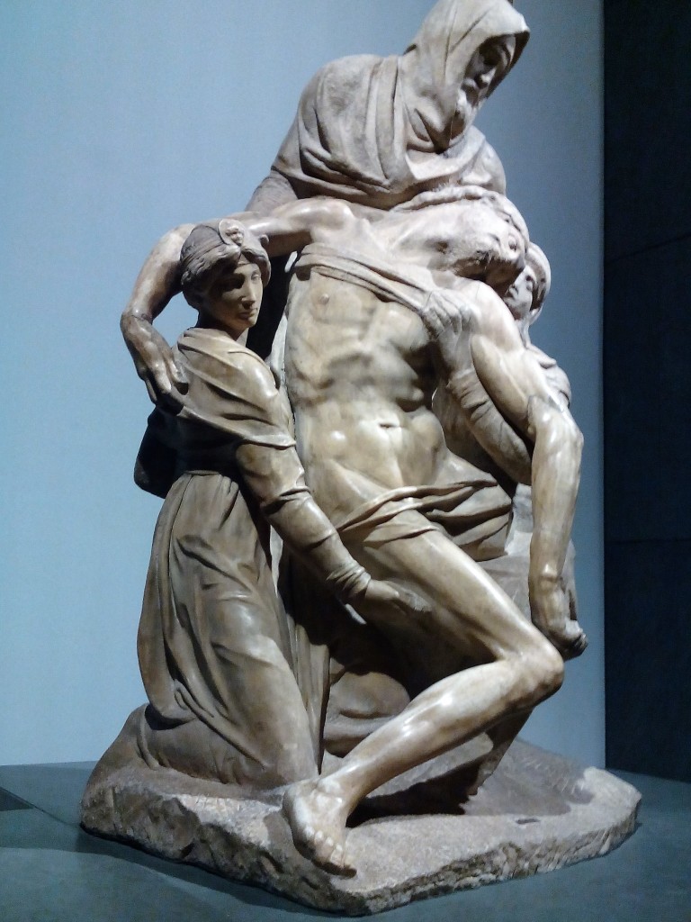 E tanti altre opere d'arte preziose tra cui spicca una delle tre "Pietà" scolpite da Michelangelo.
