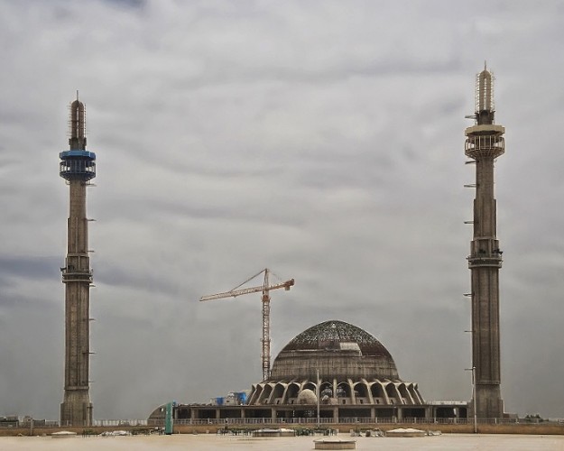 Il cantiere in fase avanzata. La moschea è già officiata ma lungi dall'essere completata.