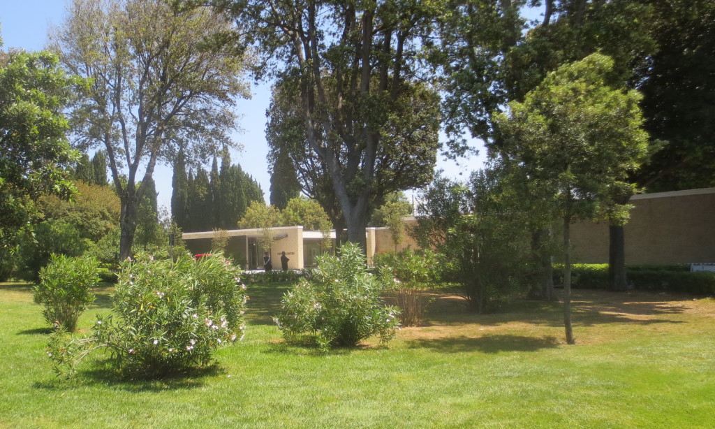Il centro visitatori visto dal vicino giardino