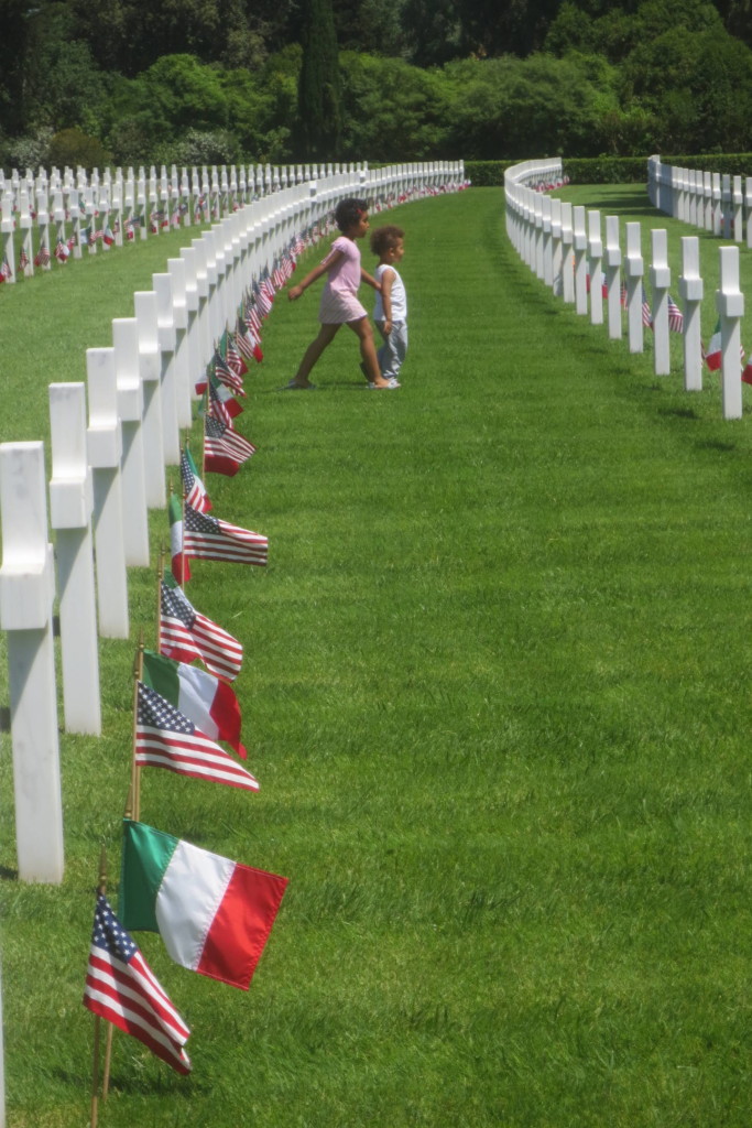 Le bandiere italiane e quelle americani vicine, in un momento di celebrazione.