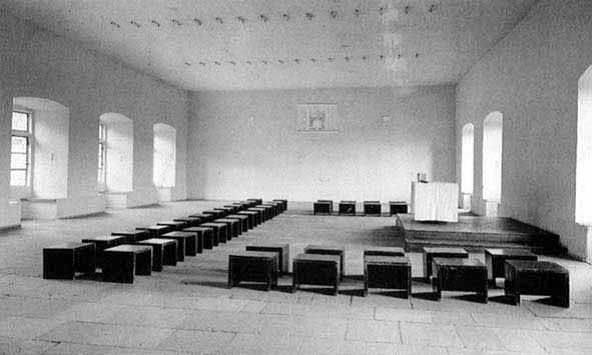 Castello di Rothenfels (Germania), Sala dei Cavalieri, sistemazione liturgica studiata da Romano Guardini (anni '20 del XX secolo): altare sopraelevato, l'assemblea lo attornia nella prossimit? e semplicit?. Espressione del "movimento liturgico" che prepar? la riforma liturgica del Vaticano II.