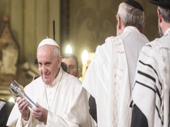 Ricevuto il gavia, papa Franceso lo mostra agli astanti.