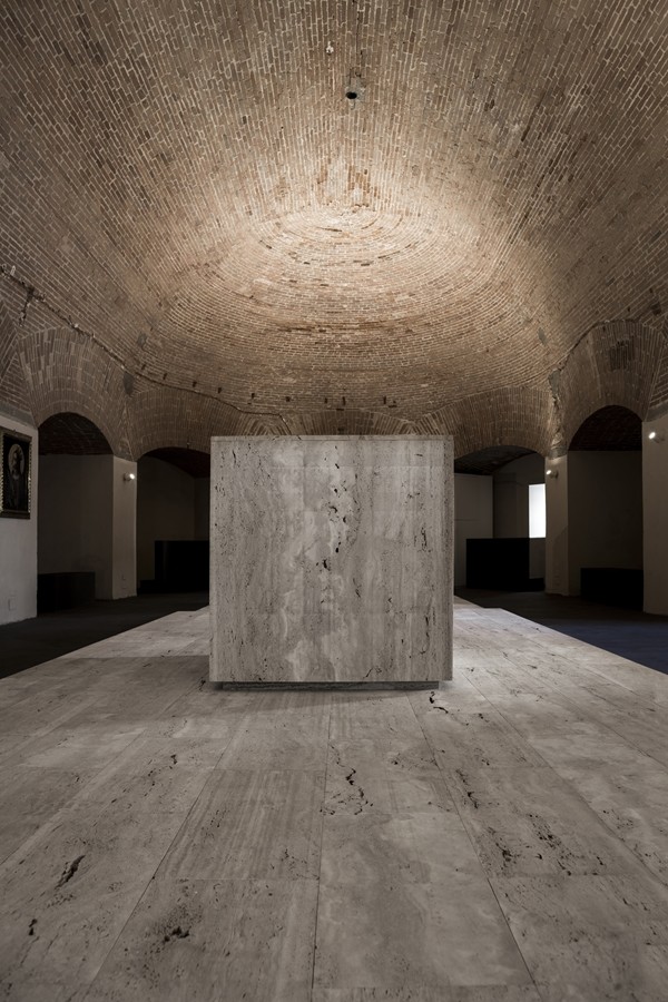 L’altare, un cubo in marmo bianco. (foto Stéphane Giraudeau)