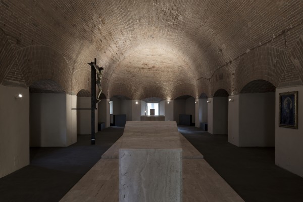 In primo piano l’ambone, sulla pedana marmorea che si eleva verso il centro, dove sta l’altare. (foto Stéphane Giraudeau)