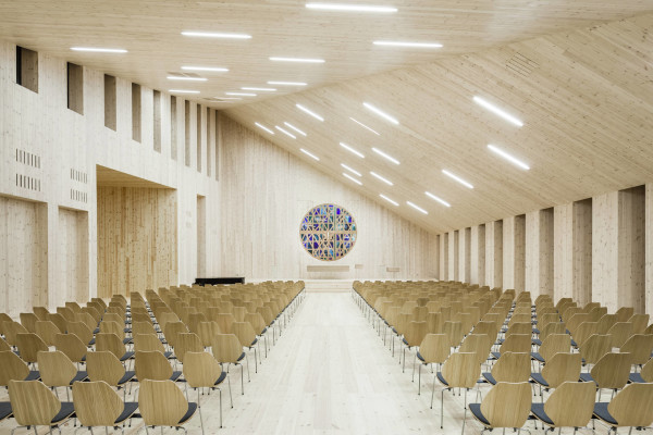 L’aula ecclesiale verso l’altare e la parete di fondo. (RRA_Knarvik-©Hundven-Clements_Photography)