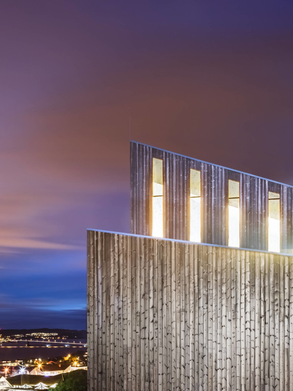 Le vetrate, ben visibili nella notte. (RRA_Knarvik-©Hundven-Clements_Photography)