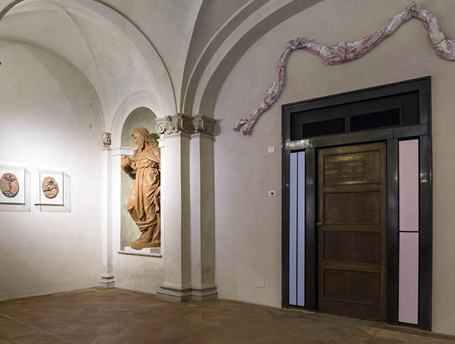 La Cripta (sulla sinistra si notano le opere di Fontana).