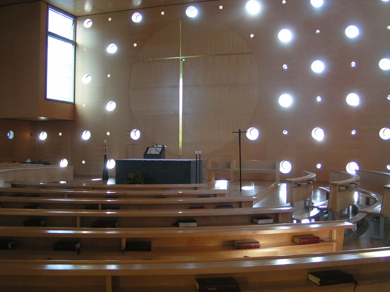 Chiesa dedicagta a Christus Hoffnung der Welt in Donau city, Wien. Progetto di Heinz Tesar.