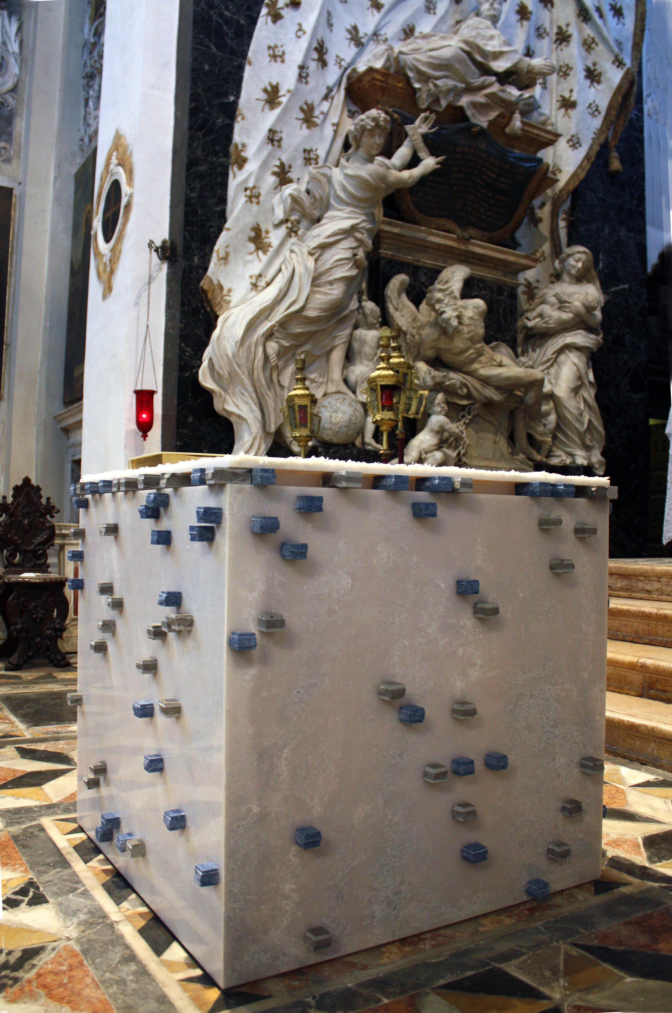 L'altare sullo sfondo delal grande macchina scenica barocca.
