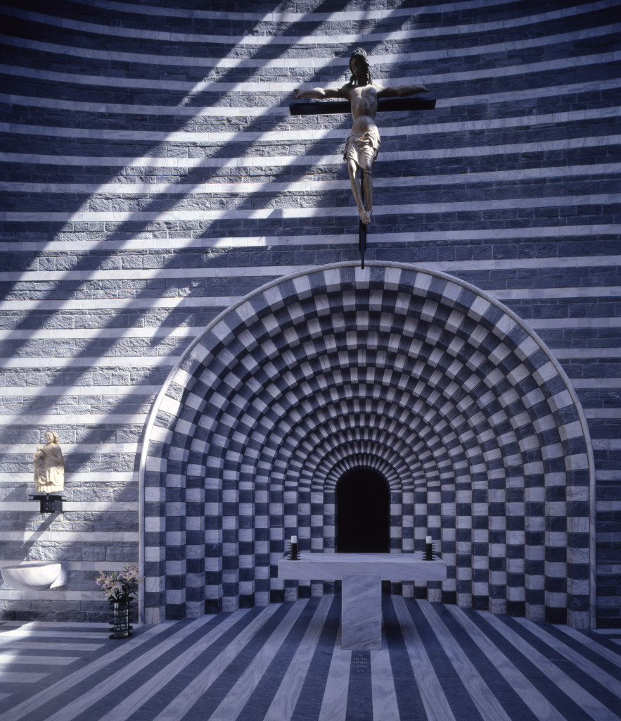 Altare a "Tau" e nicchia ad archi che diviene eloquente abside. Raramente il moderno è riuscito a raccordarsi con la storia con tanta semplicità. (foto Pino Musi, courtesy Mario Botta).