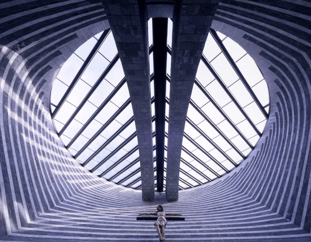 La copertura della chiesa: un disegno che ricorda le nervature delle foglie e una vetrata inclinata. (Foto E. Cano, courtesy Mario Botta)