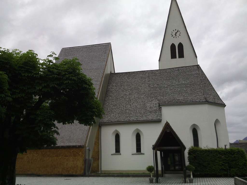 La chiesa Maria Himmelfahrt dal sagrato.