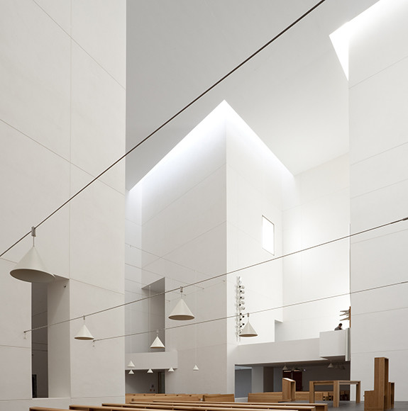 L’aula della chiesa, con pianta a croce.