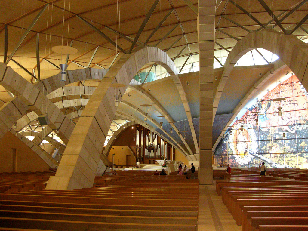 Prospettiva interna verso l'altare. Questo rimane soffocato dalla presenza el pilastrone centrale in cui convergono gli archi che definiscono struttura e architettura interna. (foto da Flikr)