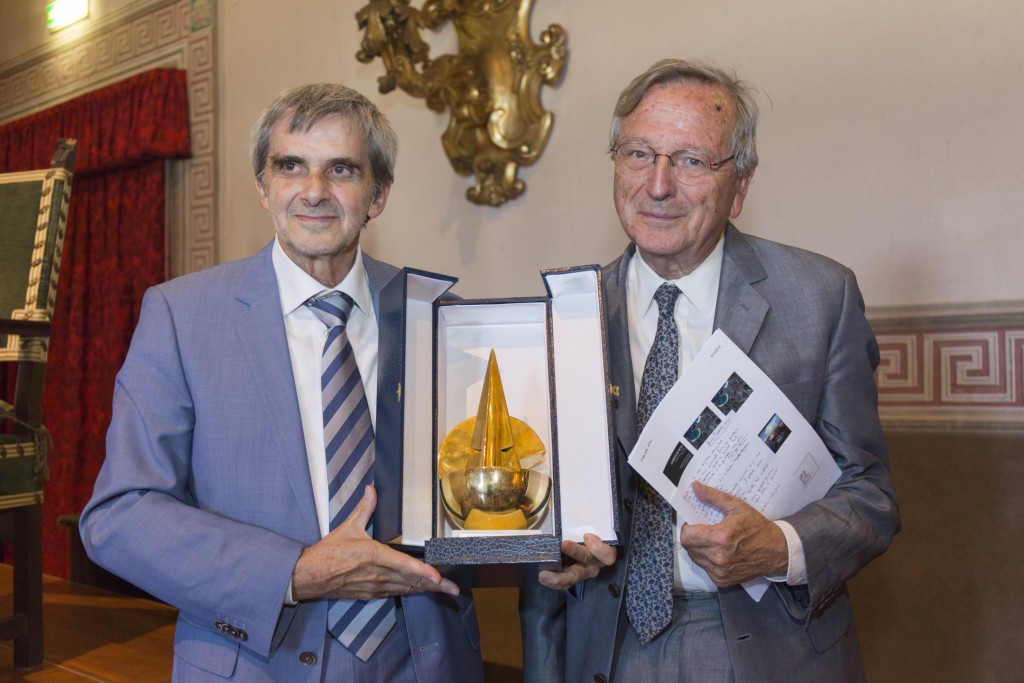 Luigi Leoni, Presidente della FOndazioe Frate sole e del suo Comitato scientifico, consegna il premio 2016 a Rafael Moneo