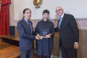 Aldo Vaira, Vicepresidente della Fondazione, consegna il secondo premio a