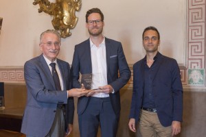 Vittorio Vaccari consegna il terzo premio ai fratelli Schultz.