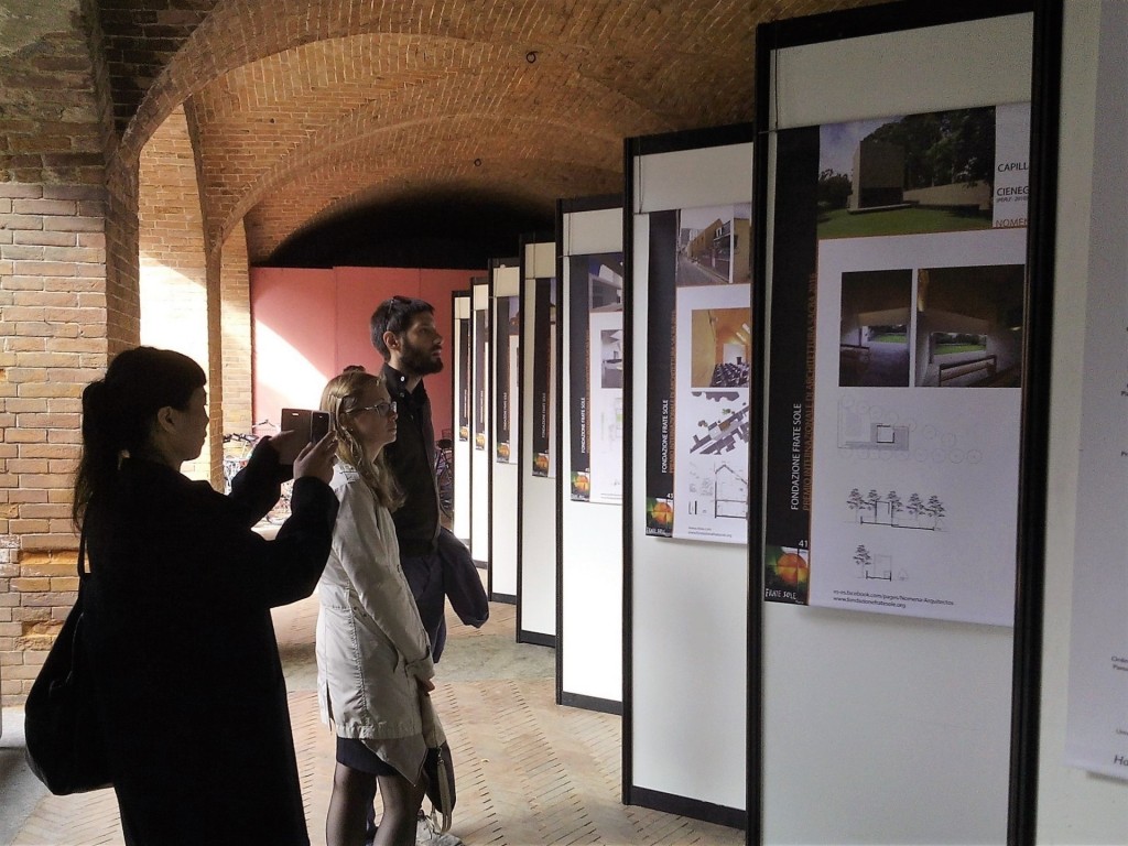 Lesposizione-dei-progetti-nel-chiostro-del-Broletto-Pavia