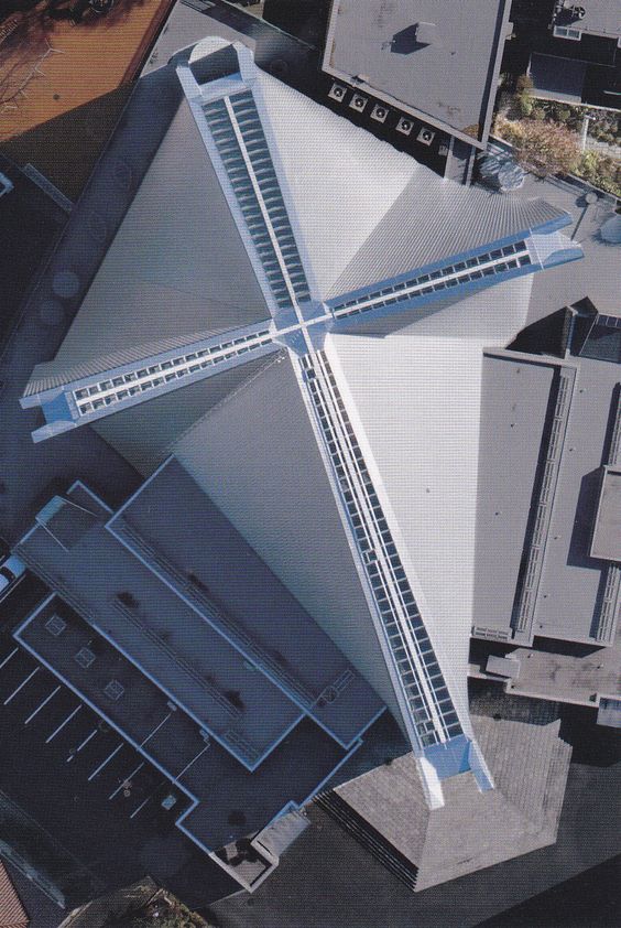 Il modello visto dall'alto. Sotto, vista interna dell'aula