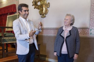 Alejandro Beautell riceve la "menzione" da Carmen Rovagnano, del COnsiglio di Amminisrtazione della Fondazione.