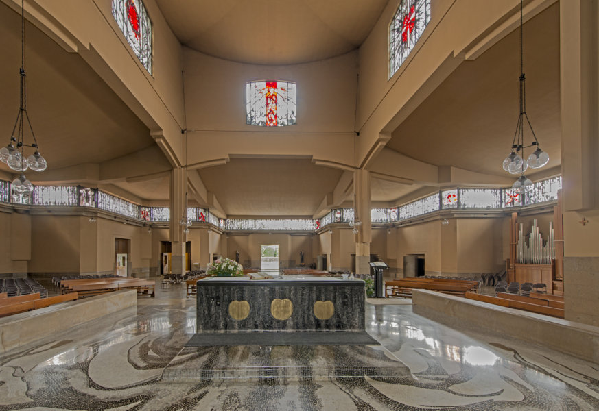 S. Maria presso San Biagio, Monza. VIsta verso l'altae. SI nota il mantomosaicato che genera continuità tra il pavimento dell'aula e la pedana dell'altare. (Foto di Vincenzo Martegani)