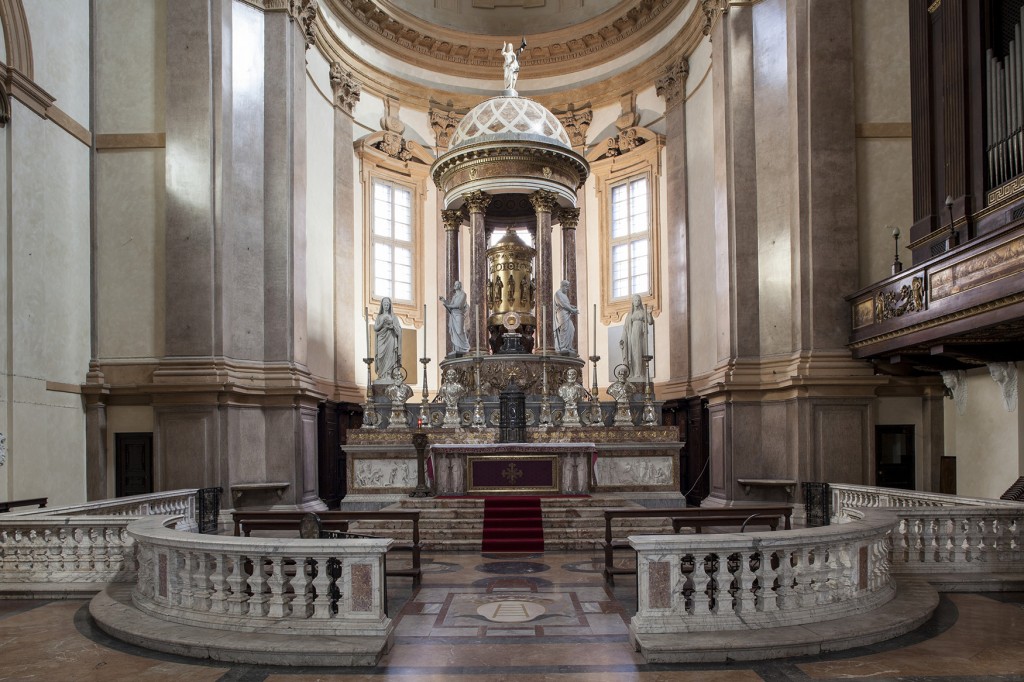 San Fedele, il presbiterio. DI fronte al tabernacolo, si nota la Corona di spine opera di Claudio Parmiggiani e nel catino absidale i tre monocromi, oro, rosso e azzurro, di David Simpson.
