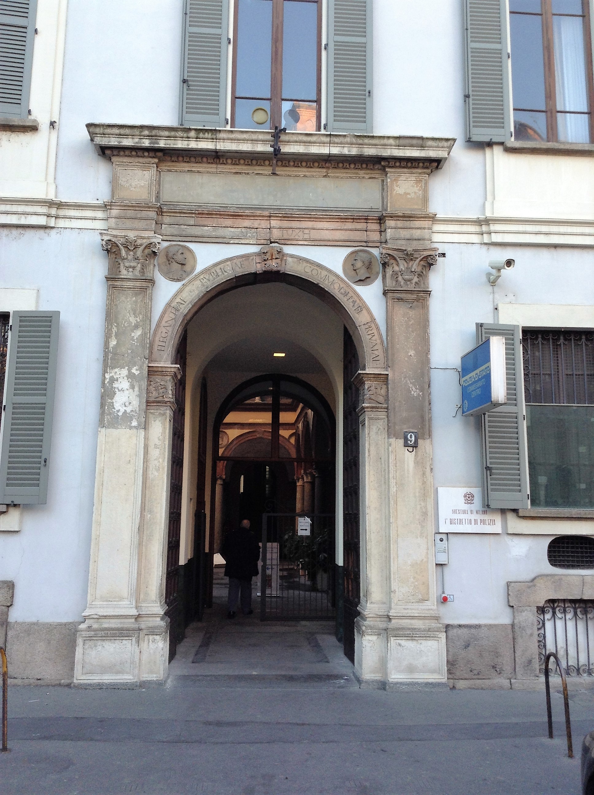 Milano, Piazza San Sepolcro, Primo Distretto della Polizia di Stato: il portale bfamantesco (rimaneggiato) e altri elementi sono oggetto di studio.