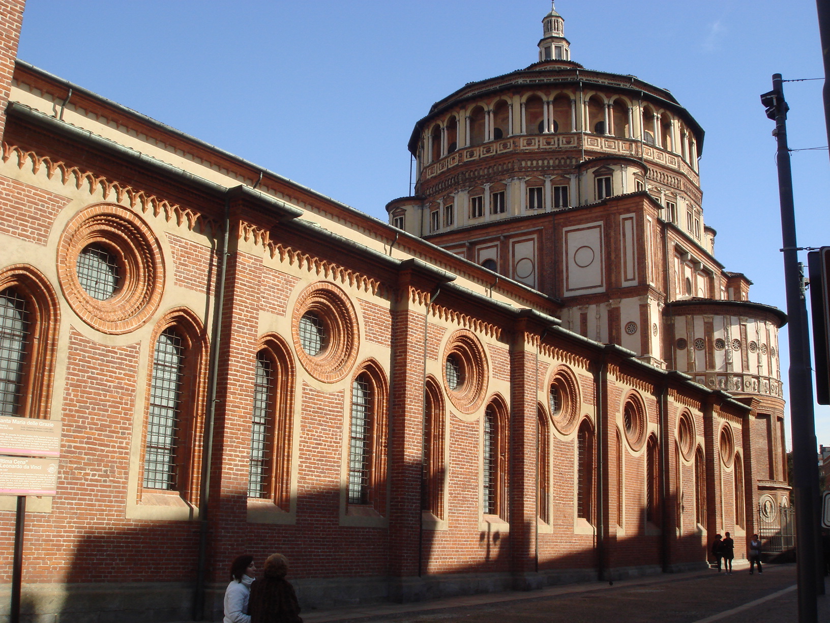 Il tiburio bramantesco di S. Maria delle Grazie, che si innesta a conclusione del corpo basilicale gotico-lombardo progettato da Guiniforte Solari.