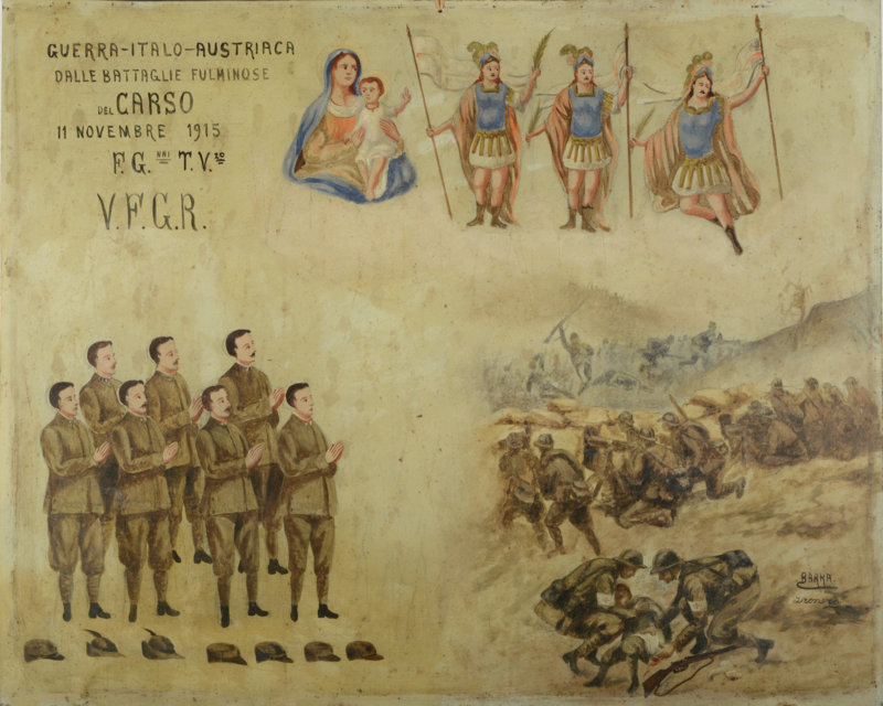 Italia Settentrionale 1915 Olio su Lamiera cm. 55x44 “Guerra - Italo - Austriaca dalle battaglie fulminose del Carso 11 Novembre 1915 F.G.nni T.V.zo V.F.G.R.” Sette soldati ringraziano la Madonna e San Pancrazio, non si sa se siano fratelli, parenti o solo amici. Le uniformi sono le grigio-verdi modello 1909 per le truppe a piedi. Due di loro portano le mostrine dei reparti mitraglieri“St. Etienne”, due quelle degli Alpini (come altresì indicato dai caratteristici cappelli introdotti nel 1910 posizionati in basso in segno di rispetto) e gli altri quelle della Fanteria. Sul lato destro, come in un brutto sogno, un’immagine cruenta della battaglia. I soldati Italiani cercano di fermare un attacco Austriaco con delle mitragliatrici (presumibilmente delle Fiat Ravelli mod.1914). In primo piano due militi della sanità militare prestano le prime cure ad un ferito accanto al quale giace un fucile Mannlicher-Carcano modello 1891, il famoso “Modello ’91” utilizzato dal Regio Esercito in entrambi i conflitti mondiali. Tutti i soldati hanno l’equipaggiamento standard della Fanteria ed indossano l’elmo mod. 1915 “Adrian” da poco distribuito alle truppe Italiane.