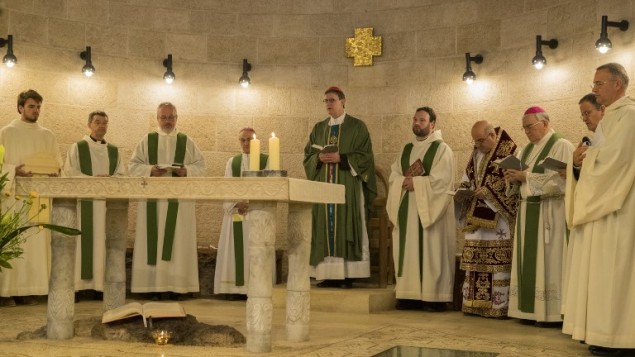 Il Card Rainer Woelki preside la celebrazione per la riapertura della chiesa.