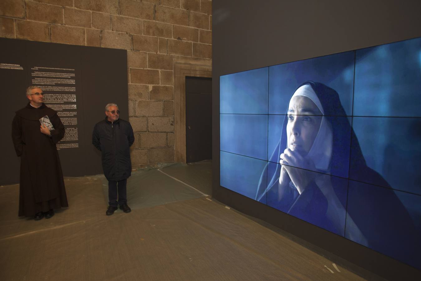 Convento de Mosén Rubí, en Ávila. Segunda parada en la visita a la exposición de Las Edades del Hombre 2015, 'Teresa de Jesús, maestra de oración. De I. a D. Juan Dobado, uno de los dos comisarios de la Exposición, y el secretario general de la Fundación Las Edades del Hombre, Gonzalo Jiménez. ÁVILA, 22-03-2015 FOTO: M. MARTÍN.