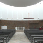 S. Massimiliano Kolbe, Bergamo. Tabernacolo (sulla sinsitra) progetto Gregotti Associati.