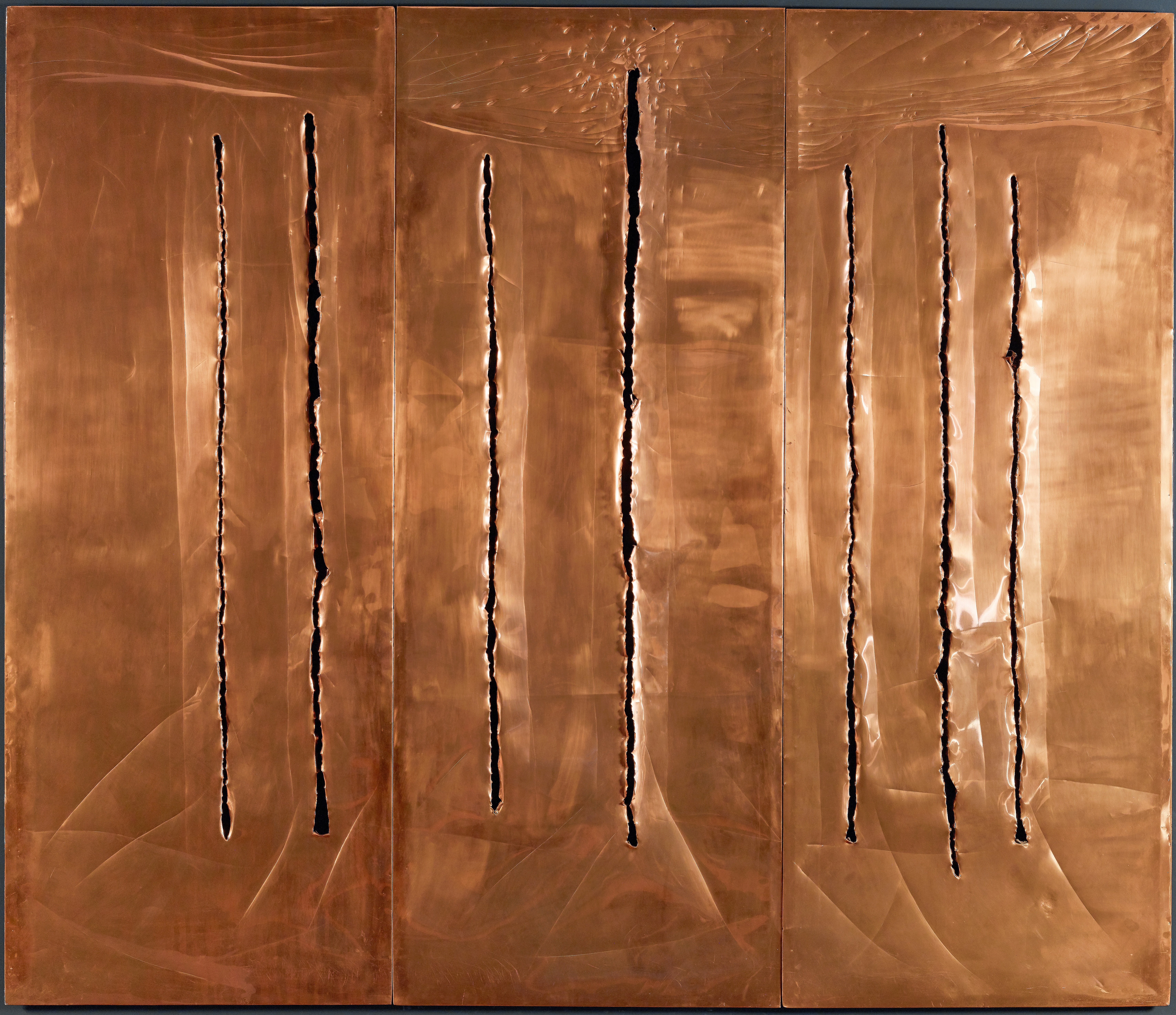 CONCETTO SPAZIALE. NEW YORK 10 1962 Copper with cuts and scratches 94 x 234 cm. Copyright : Fondazione Lucio Fontana, Milano